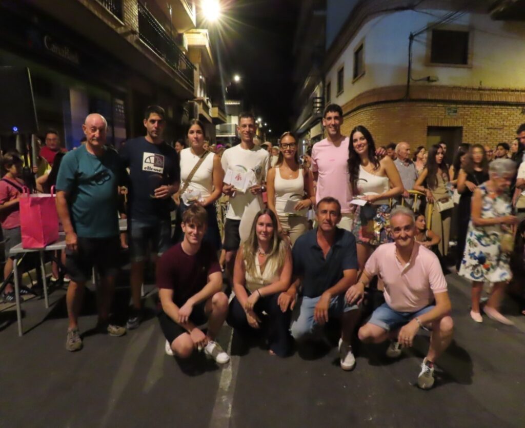 Ganadores del concurso de ambas categorías junto a miembros de la organización / CEDIDA
